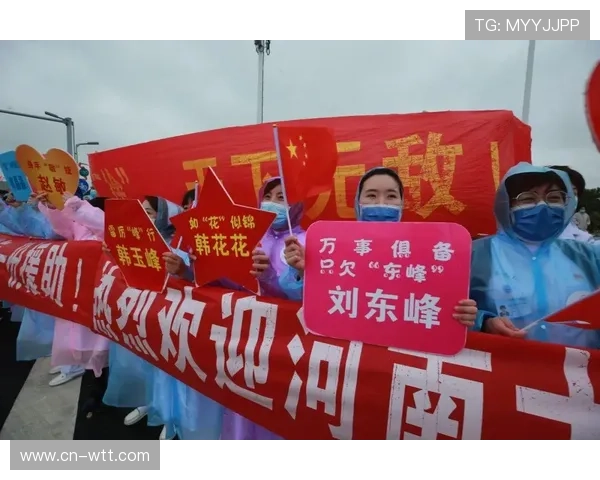 记者自发掌声表达敬意 中国跳水队发布会温馨一幕